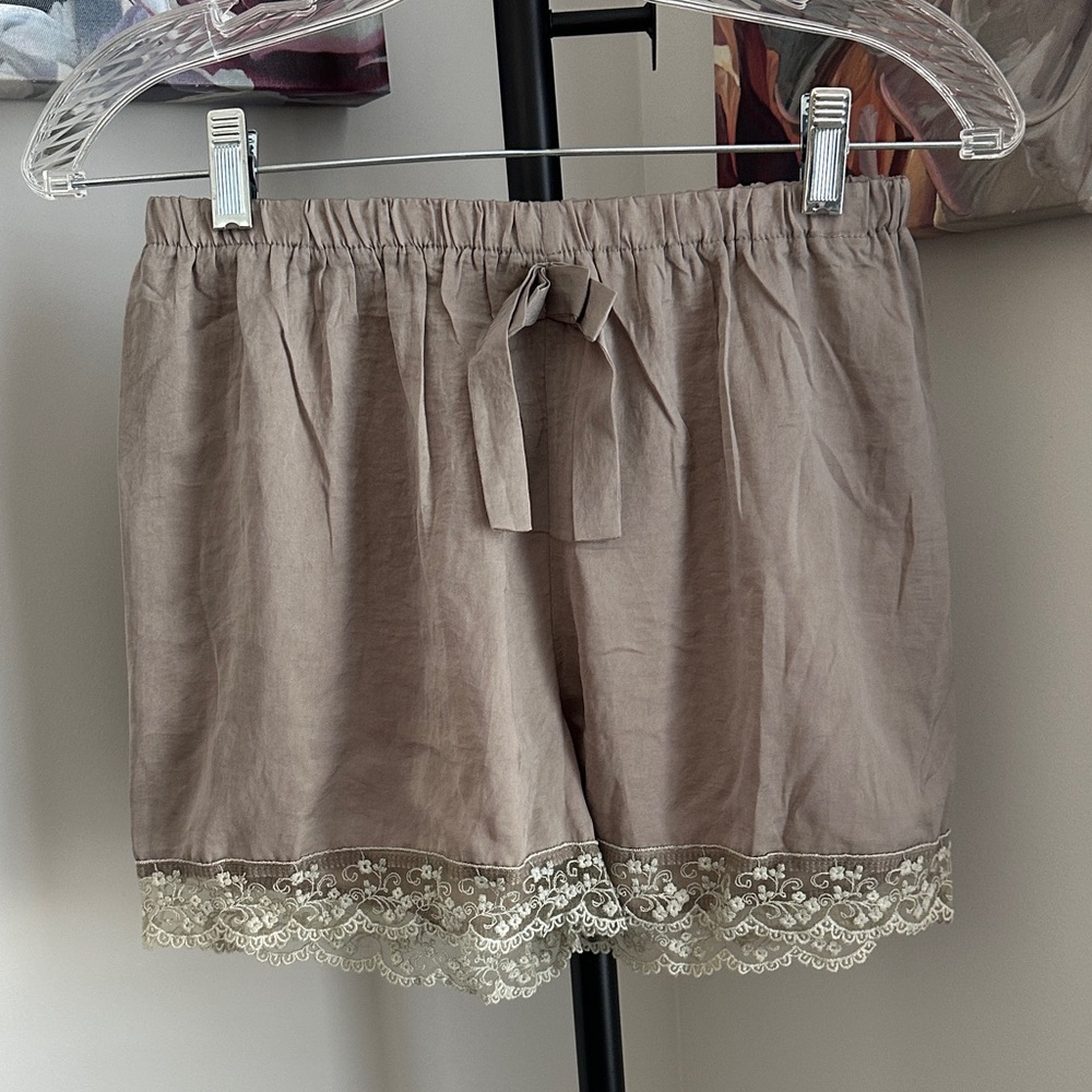 POL Women's Beige Lace Hem Shorts